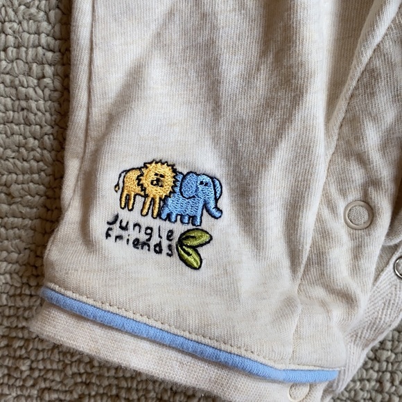 4 items. Body suit. Overalls. Pants. One piece - Picture 6 of 9